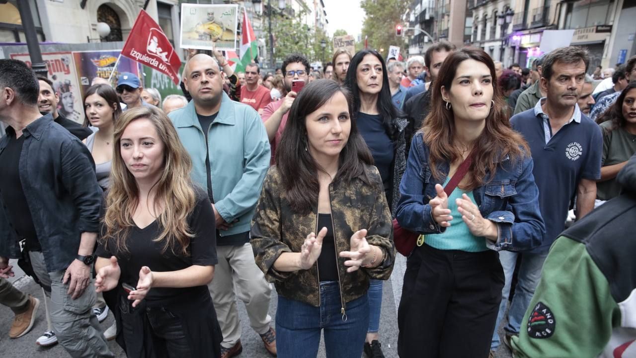 La ministra Ione Belarra y la portavoz de Podemos, Isa Serra, este domingo en la manifestación de Madrid.