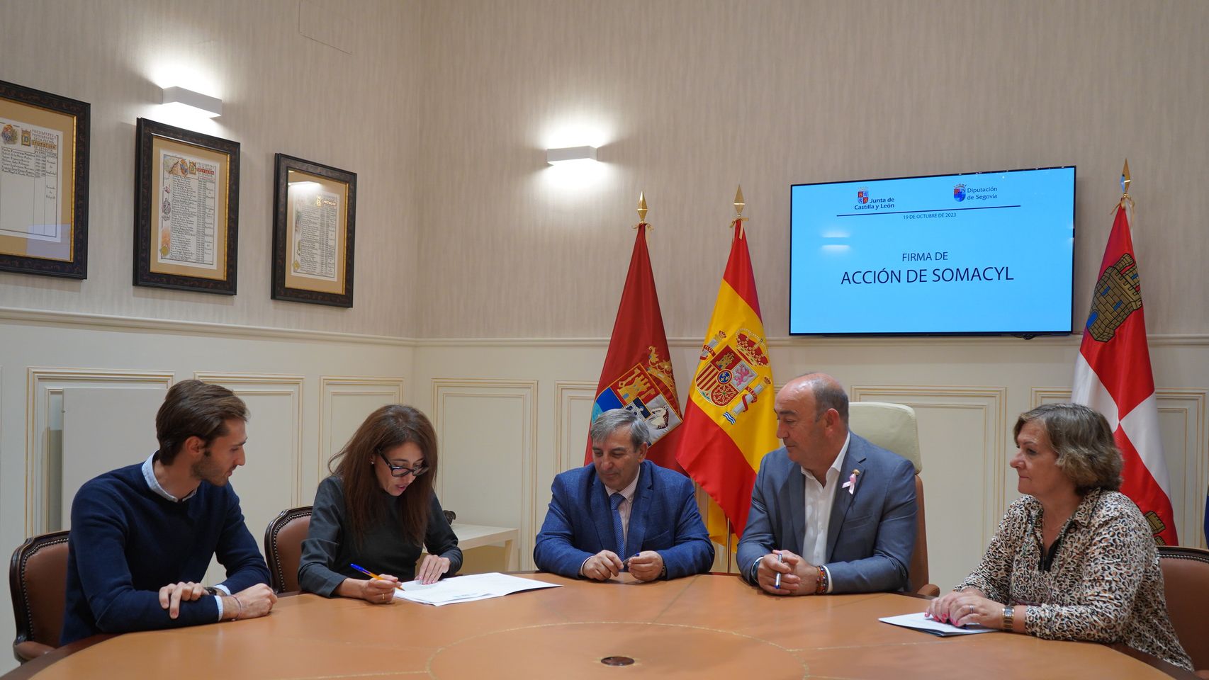 Firma de las escrituras de Somacyl con la Diputación de Segovia