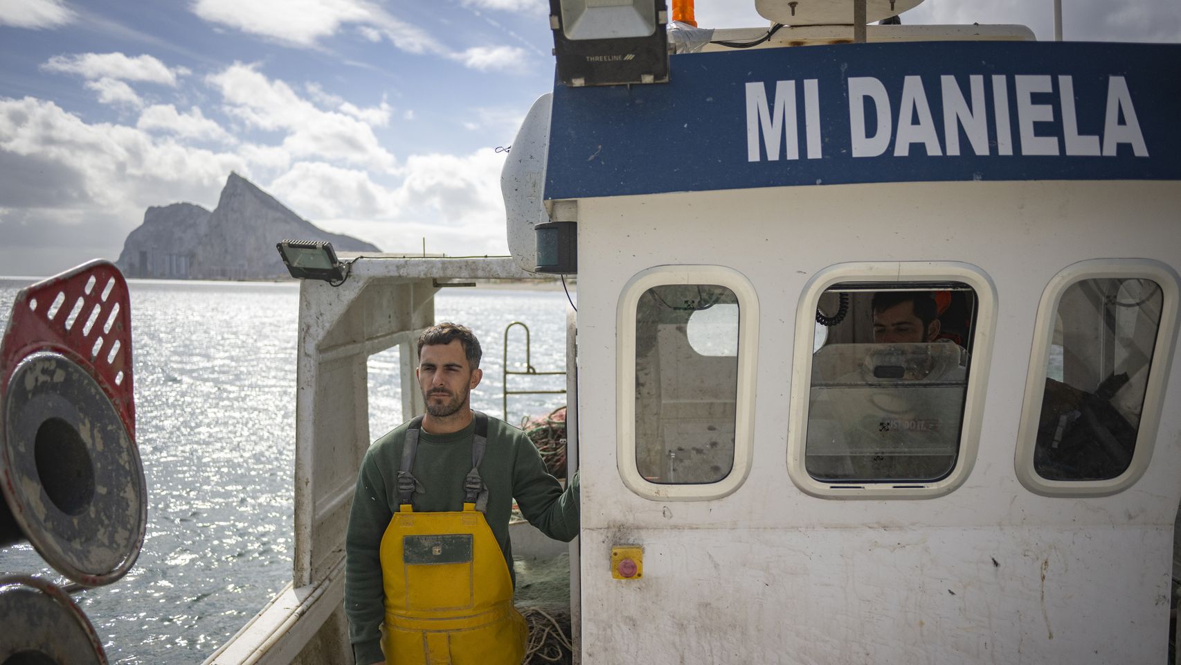 Jonathan, el pescador de la Línea que se enfrenta a un juicio denunciado por Gibraltar, faenando con su barco frente al peñón.