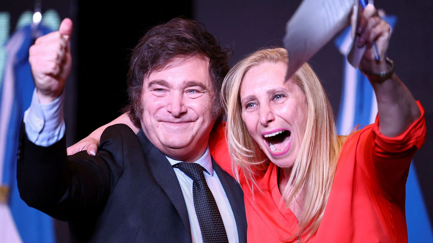 Javier Milei, junto a su hermana Karina, celebran la victoria en las elecciones a la Presidencia de Argentina.