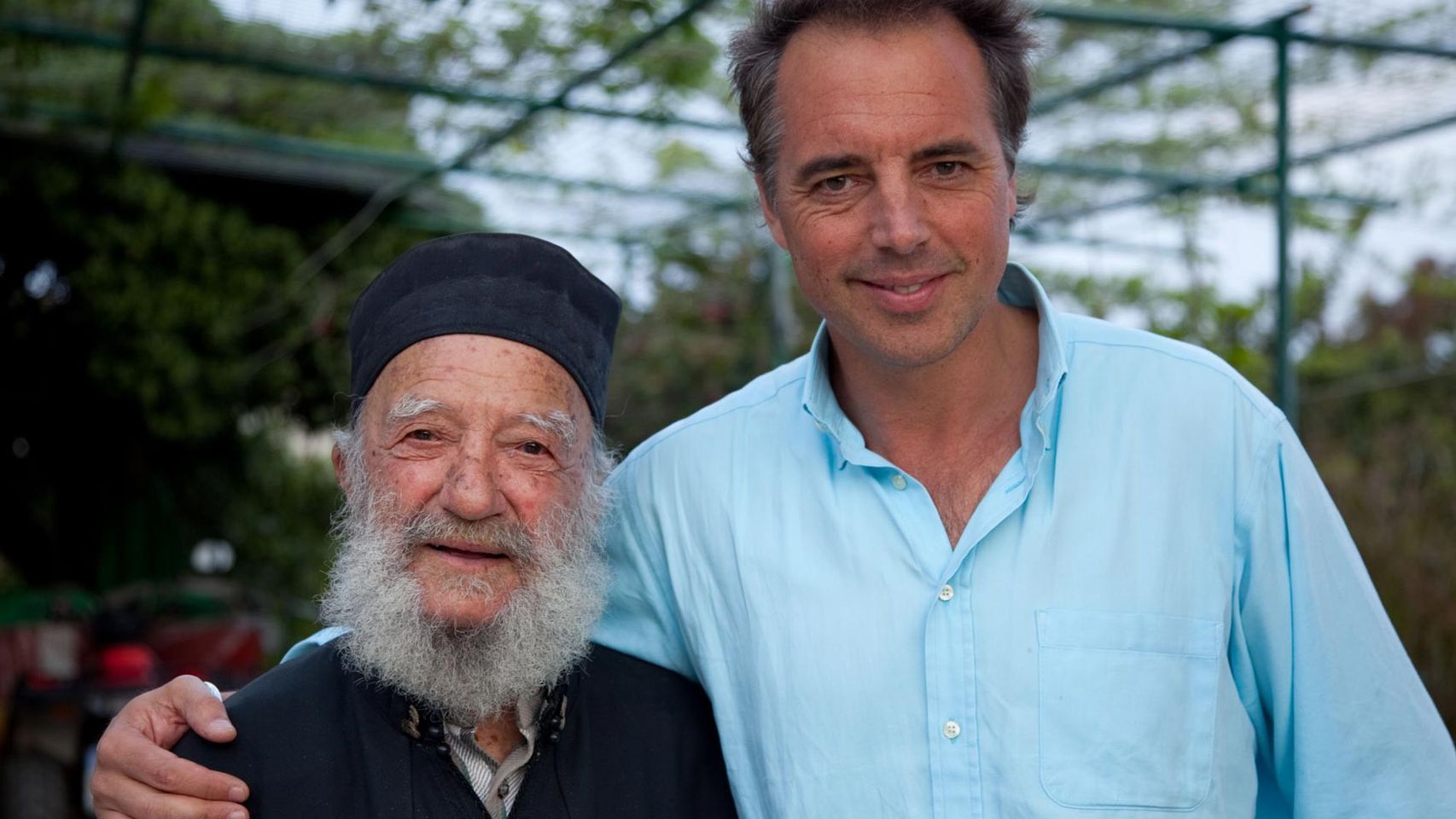 Dan Buettner junto a un centenario de la isla griega de Ikaria.