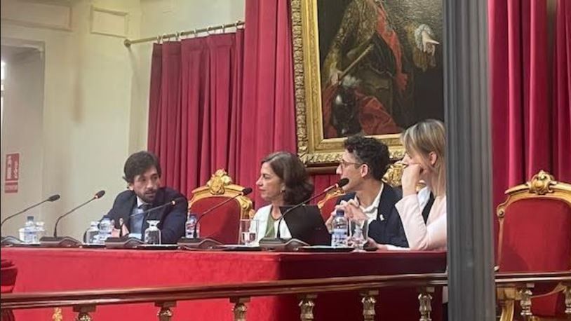 El eurodiputado Adrián Vázquez, la magistrada Cristina de Vicente y los jueces polacos Lukasz Mrozek y Karolina Rokita durante el debate organizado por Foro Judicial Independiente este viernes./
