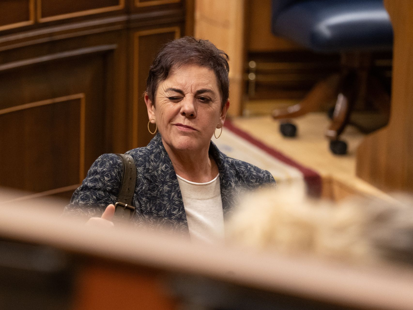 La portavoz de Bildu, Mertxe Aizpurúa, hace un guiño de aprobación en el Congreso.