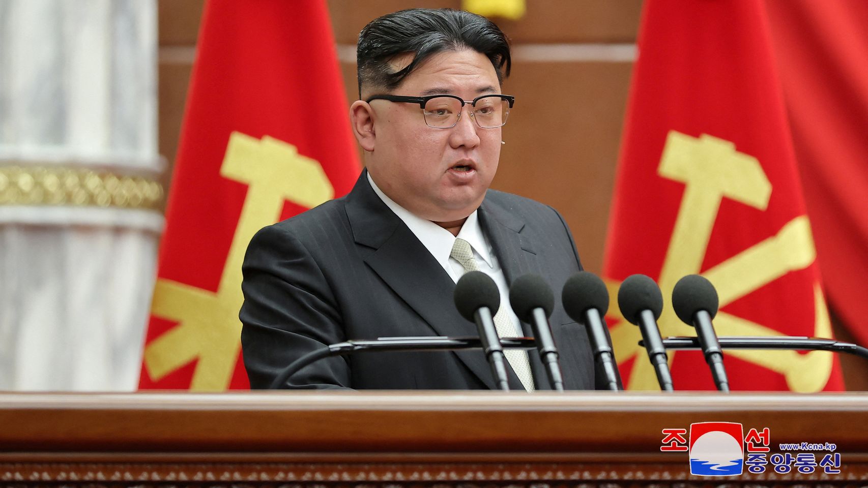 El líder norcoreano Kim Jong Un en a la VIII Reunión Plenaria del VIII Comité Central del Partido de los Trabajadores de Corea.
