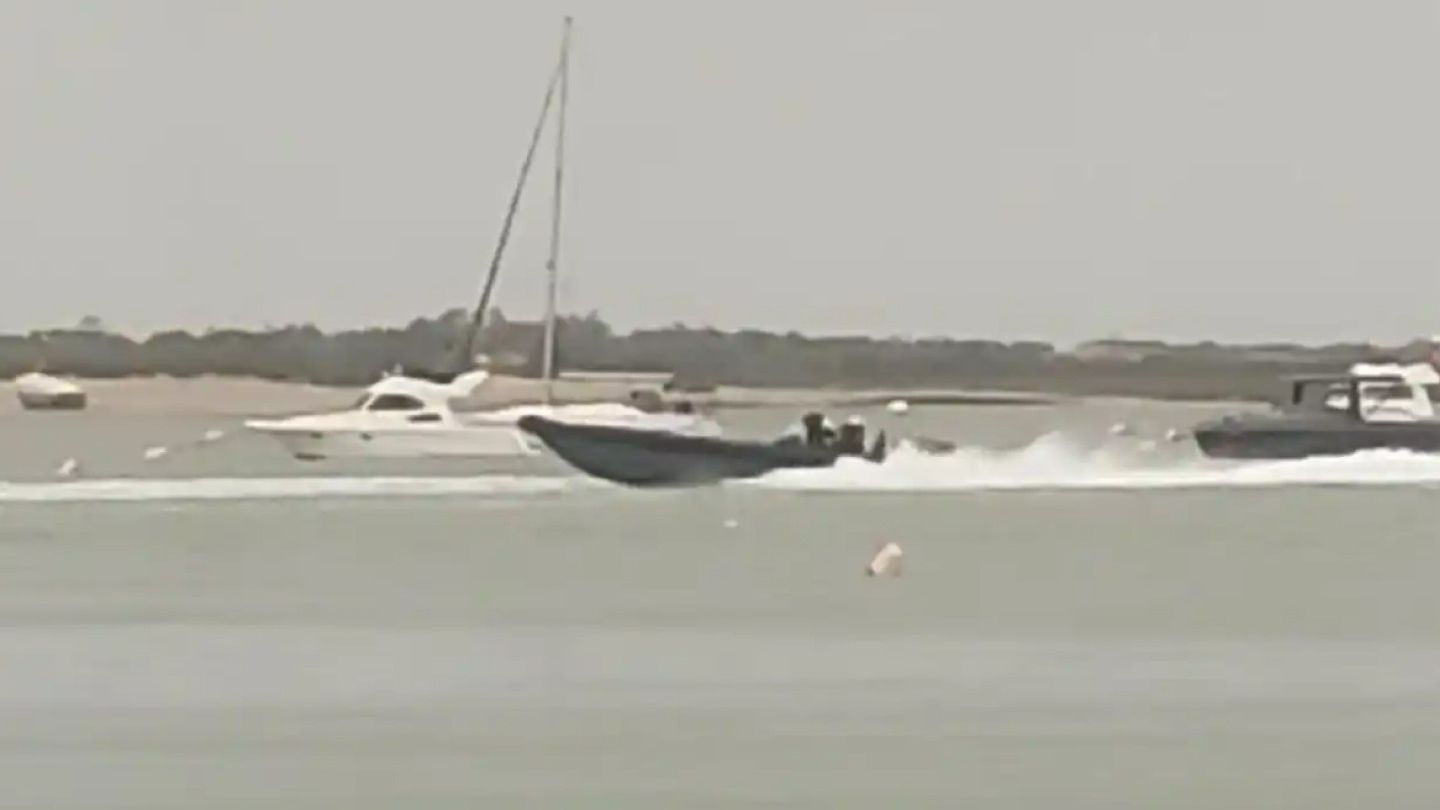 Una narcolancha navega en aguas de Cádiz, días antes de la tragedia de Barbate.