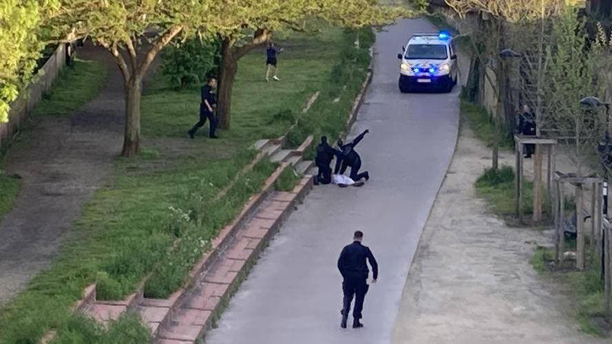 Momento en el que la Policía de Burdeos ha abatido al atacante que estaba armado con un cuchillo.