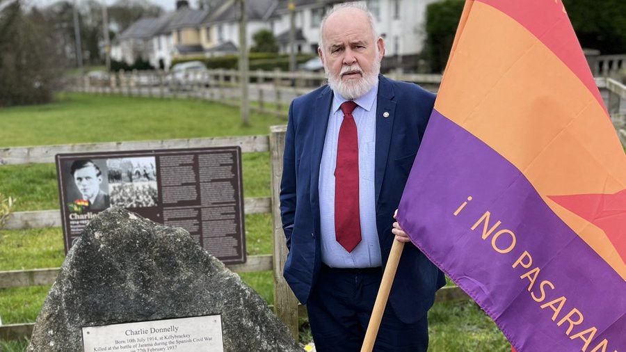 Francie Molloy junto a la tumba del poeta irlandés Charlie Donelly, muerto en la batalla del Jarama durante la Guerra Civil