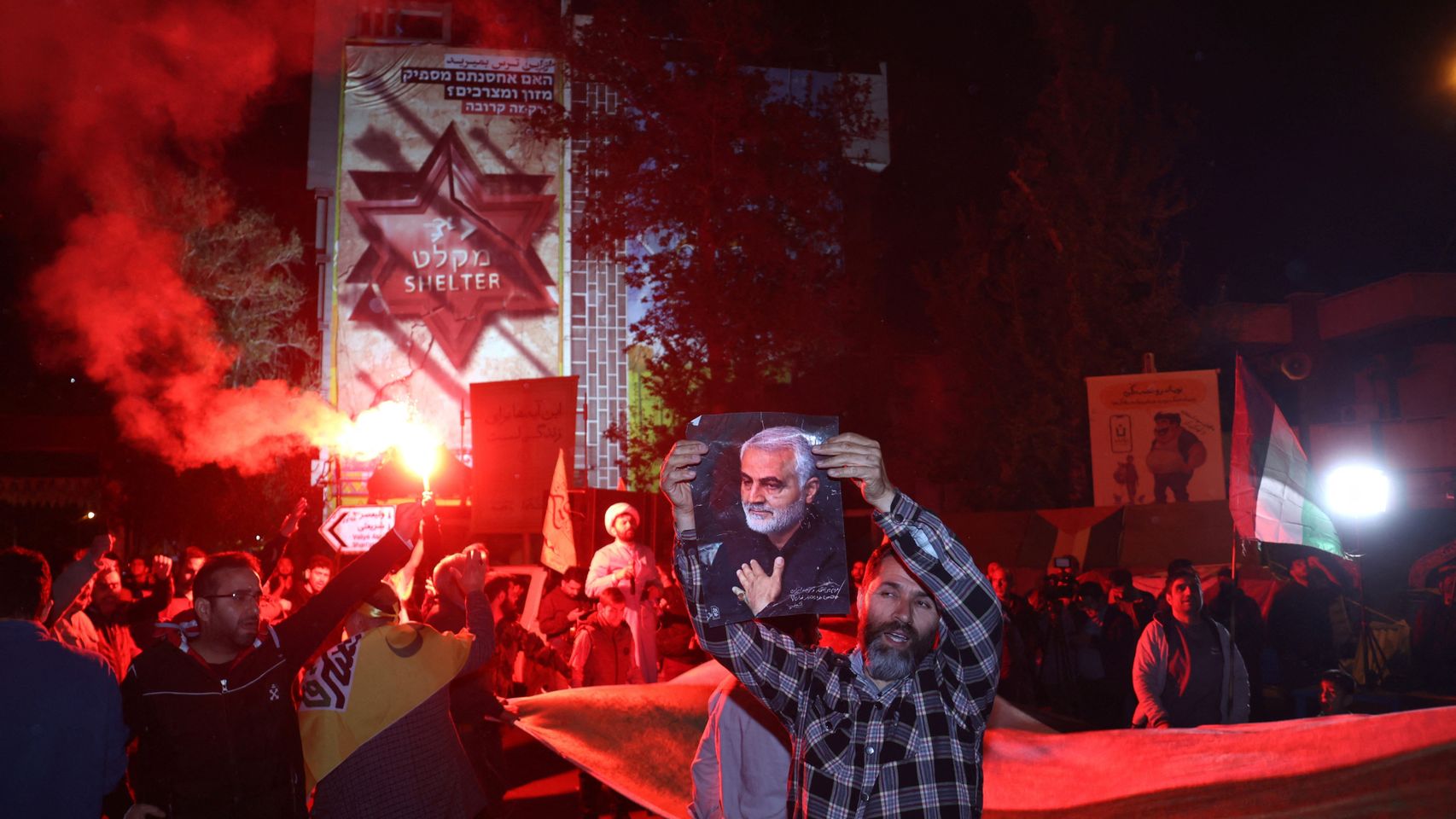 Iraníes celebran en las calles de Teherán el ataque contra Israel, en la noche del sábado.