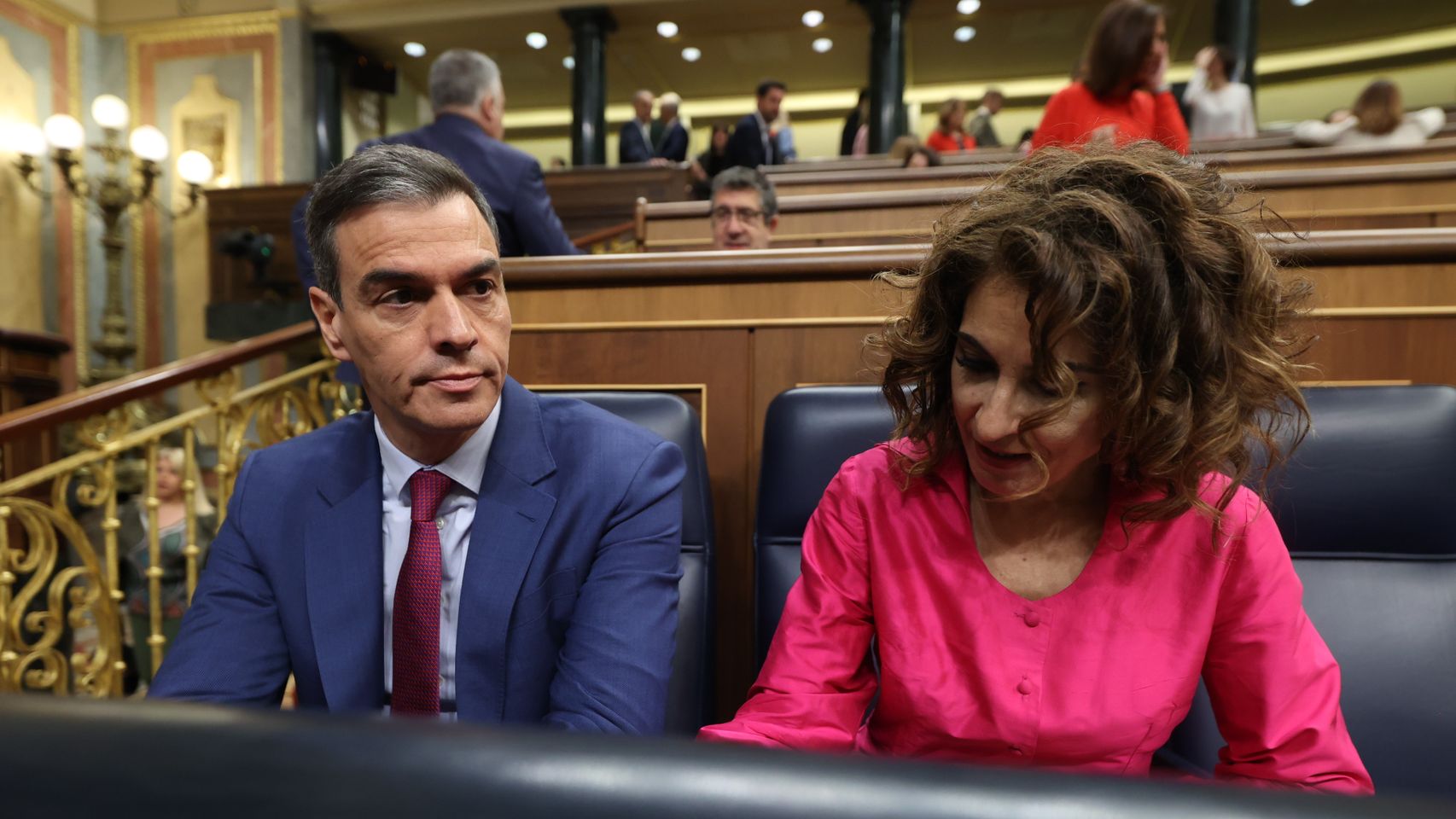 Pedro Sánchez ayer junto a la vicepresidenta primera y ministra de Hacienda, María Jesús Montero.