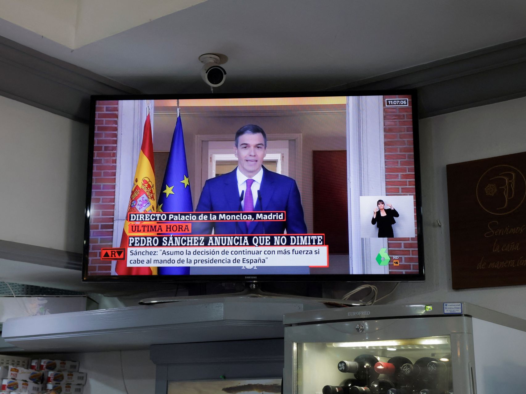 La declaración de Pedro Sánchez, retransmitida en una televisión de un bar de Ronda.