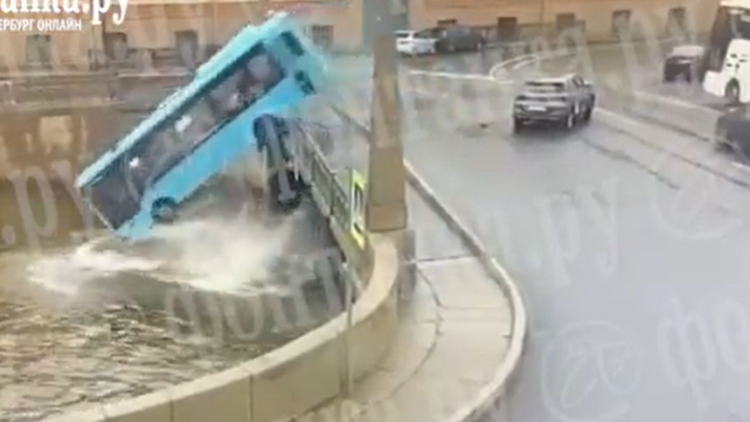 El autobús precipitándose a un río en San Petersburgo.