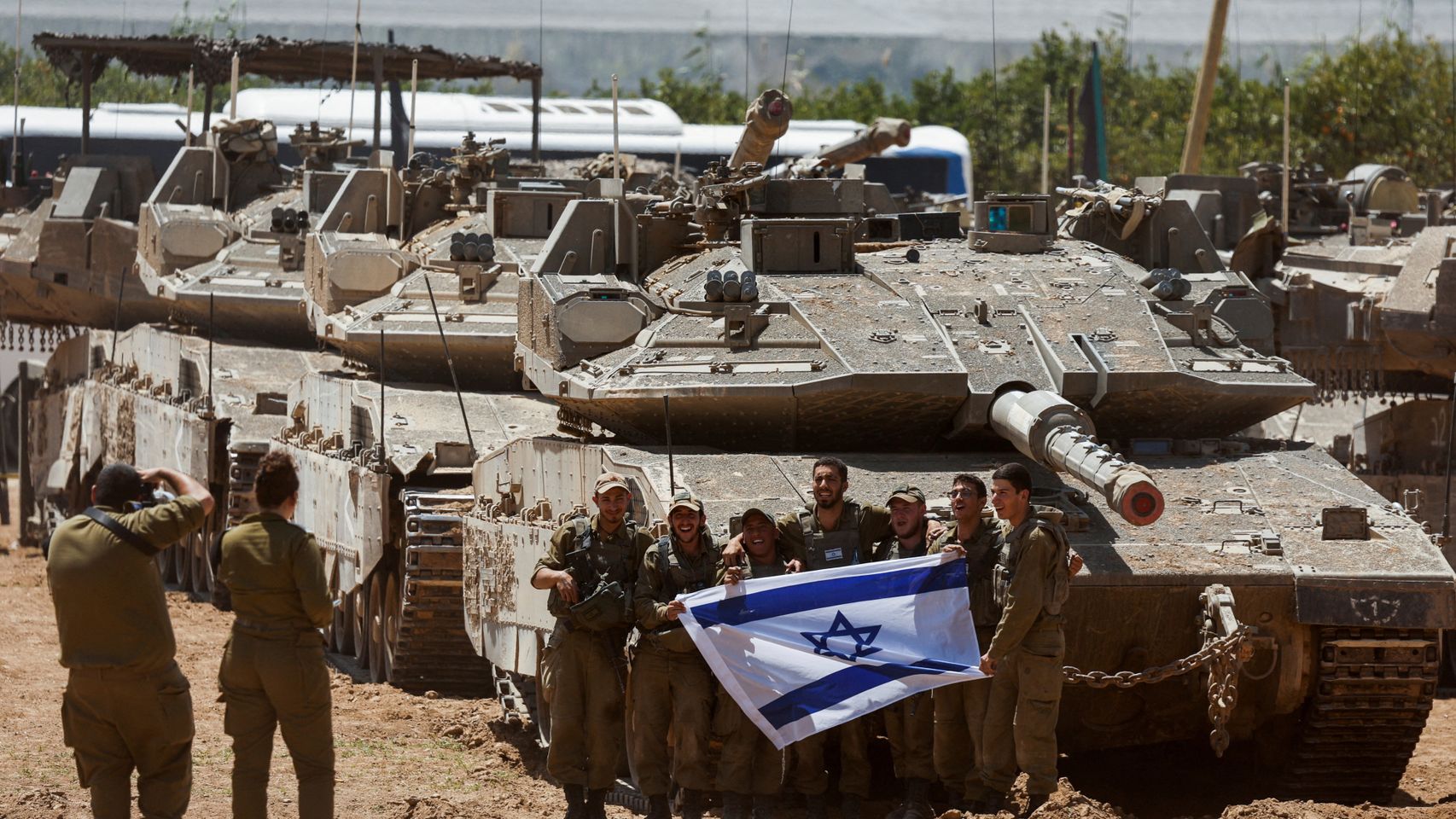 Soldados israelíes posan junto a un tanque cerca de la frontera entre Israel y Gaza, este jueves.