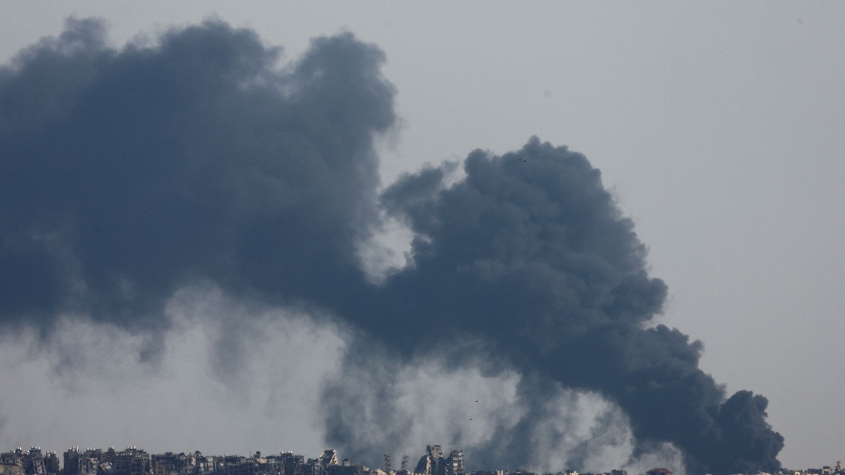 Nubes de humo tras una explosión en el norte de Gaza.