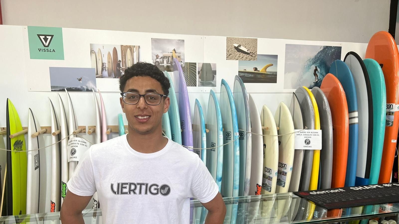 Oussama, enseñando a usar tablas de surf y skate a los niños.
