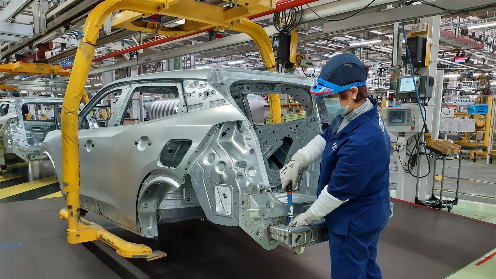 Una operaria en la factoría de Stellantis en Vigo.