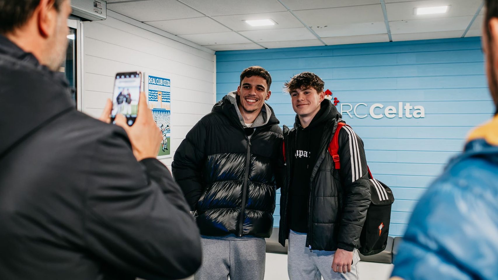 Gabri Veiga se toma una foto con uno de los canteranos del Celta en A Madroa.