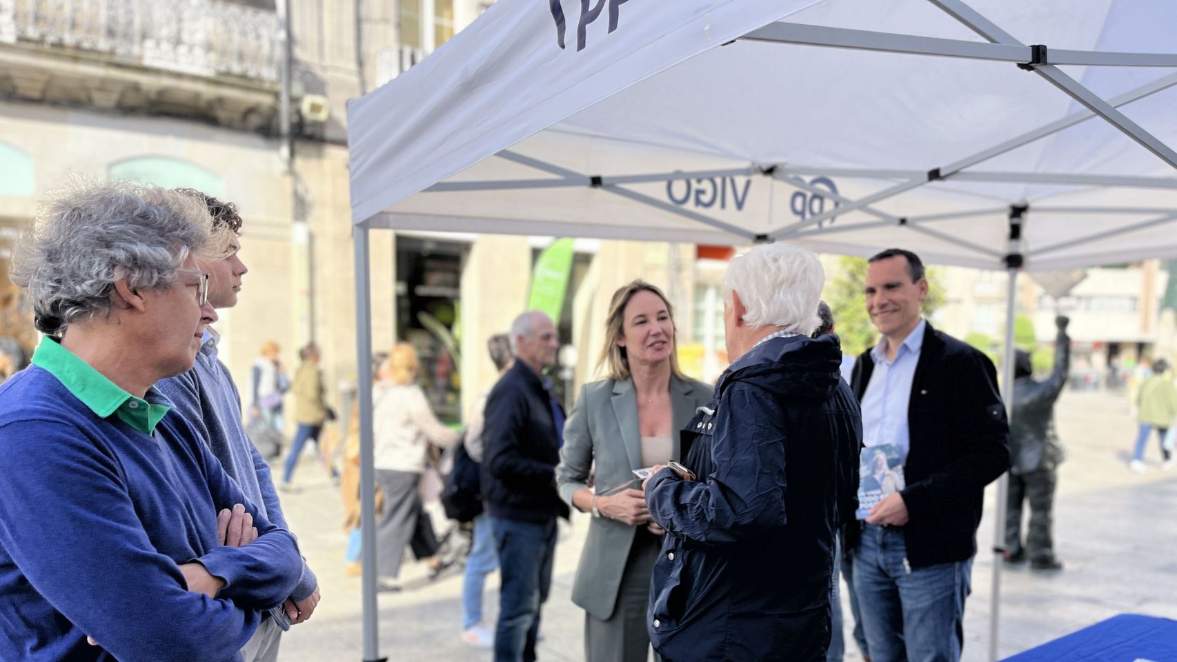 Marta Fernández-Tapias instala una carpa en el centro de la ciudad durante su campaña.