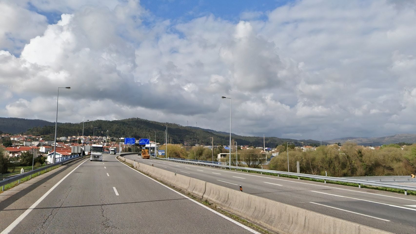 Carretera A-28 a su paso por Viana do Castelo.