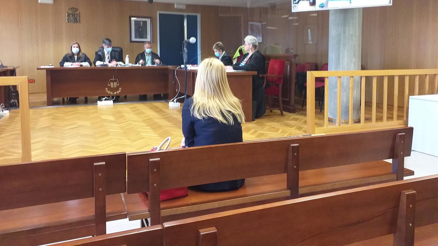 Vista de conformidad con una enfermera acusada de entrar sin permiso en el historial médico de su exmarido. La mujer aceptó 2 años de prisión y multa de 1.080 euros, y se aplica atenuante de enajenación mental por la ansiedad que le causó la pandemia.