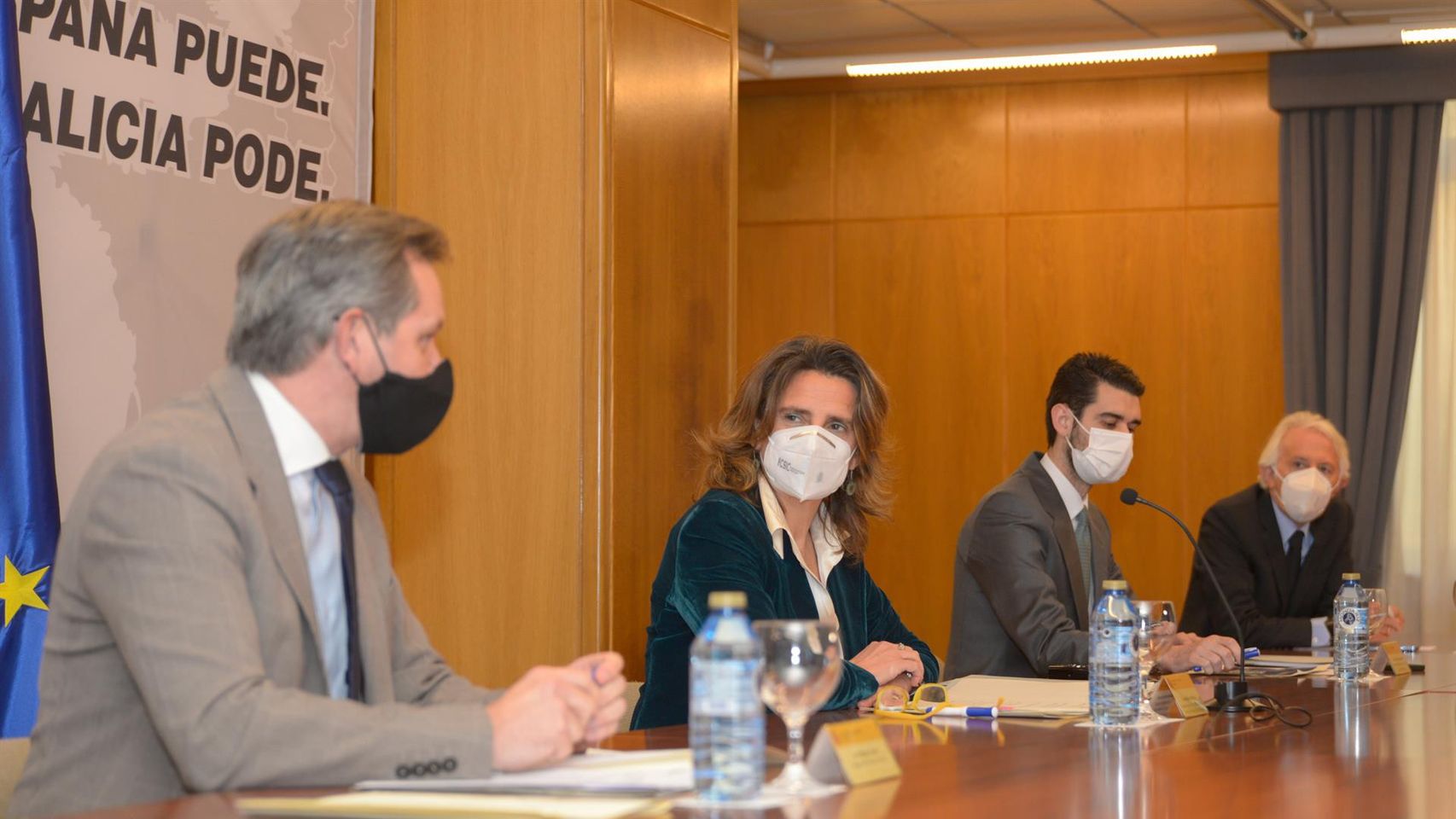 La ministra para la Transición Ecológica, Teresa Ribera, y el delegado del Gobierno en Galicia, José Miñones, participan en una reunión con empresarios.