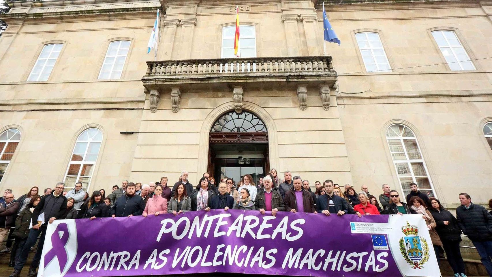 Concentración de repulsa por la agresión a una mujer por parte de su exmarido en Ponteareas.