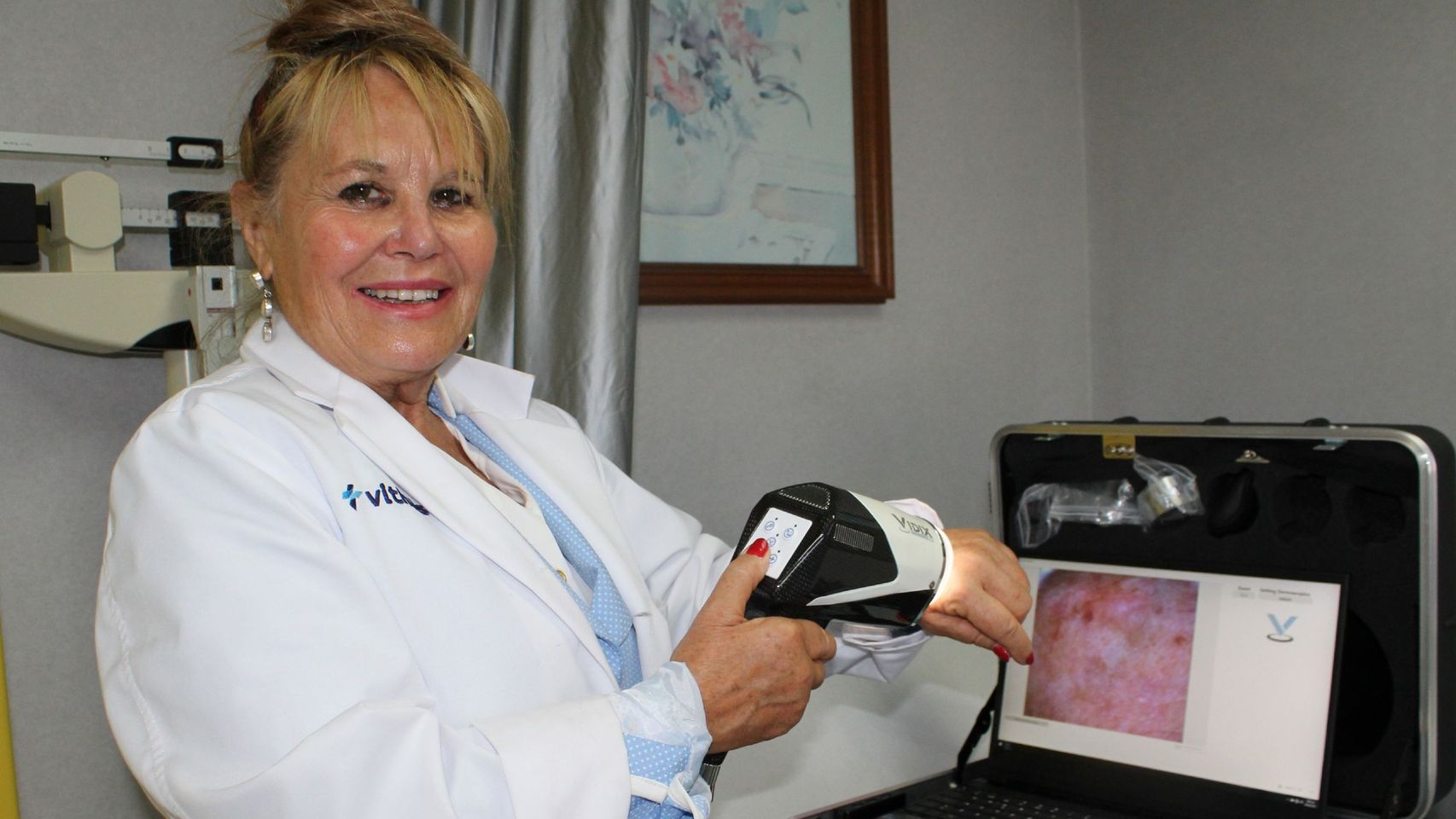 La Dra. Rodríguez Cerdeira con el nuevo dermatoscopio de Vithas Vigo