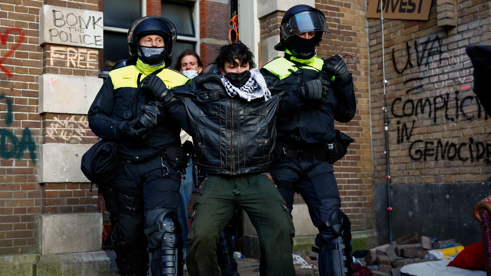 Agentes de policía detienen a un manifestante propalestino en la Universidad de Ámsterdam el pasado mayo.