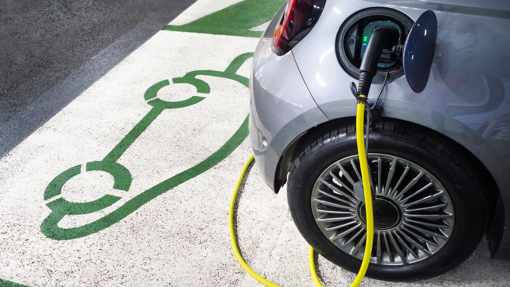 Coche eléctrico en un punto de recarga.