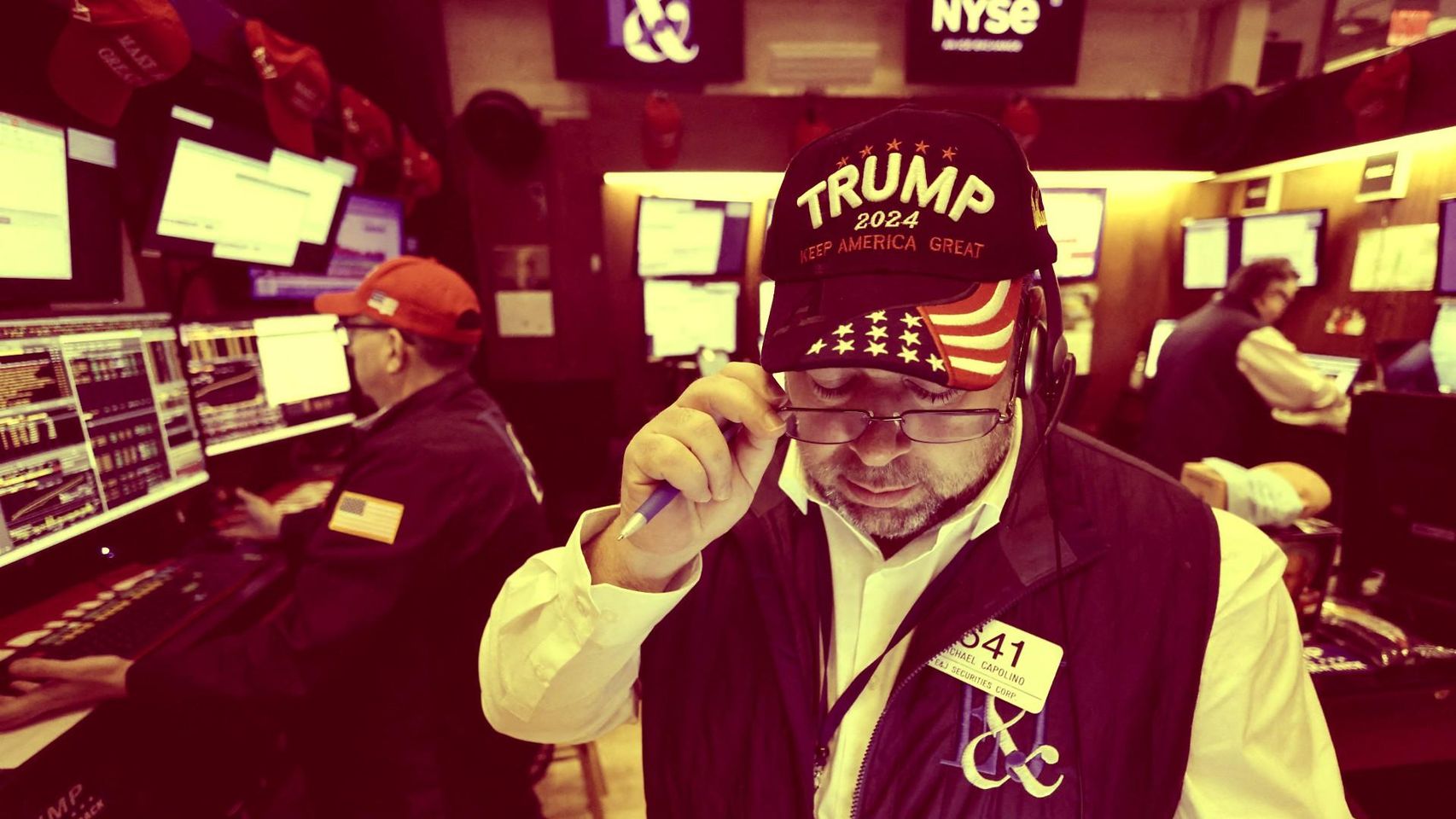 Un trabajador de la Bolsa de Nueva York lleva una gorra de apoyo a Donald Trump.