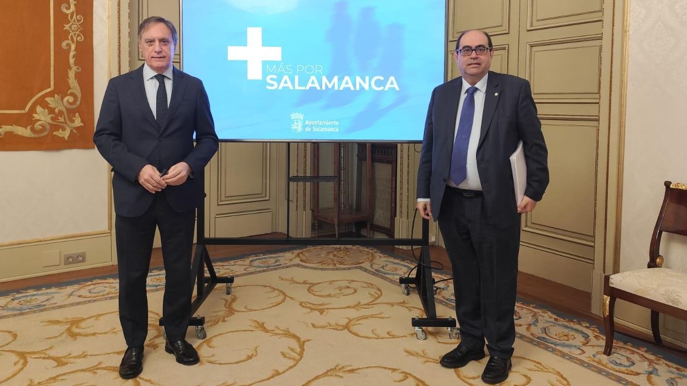 El alcalde de Salamanca, Carlos García Carbayo, y el concejal de Hacienda, Fernando Rodríguez en el Salón de Recepciones del Ayuntamiento de Salamanca.