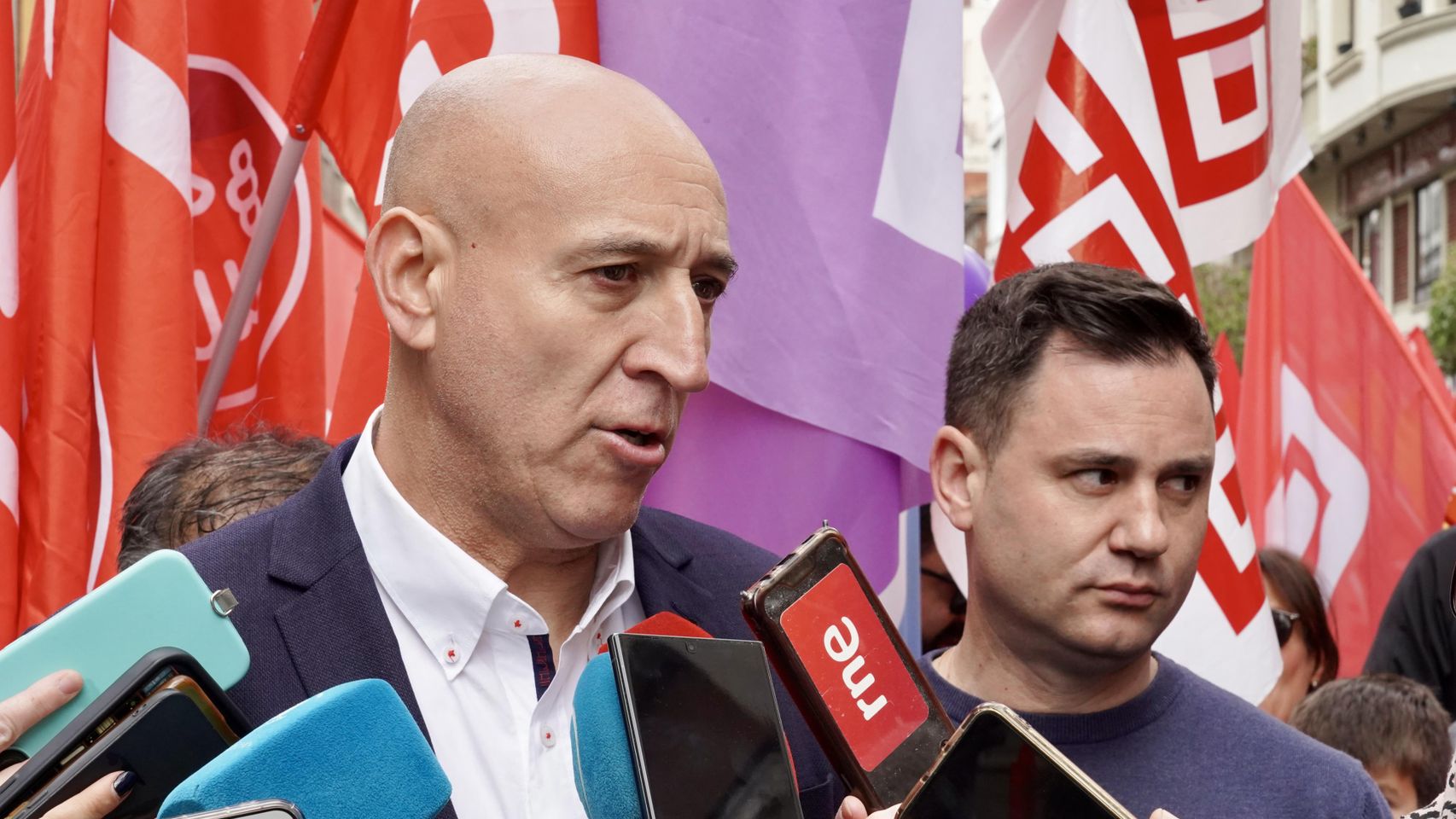 El alcalde de León, José Antonio Diez, y el secretario general del PSOE leonés, Javier Alfonso Cendón, en la manifestación del Día de Trabajador celebrada en la capital leonesa