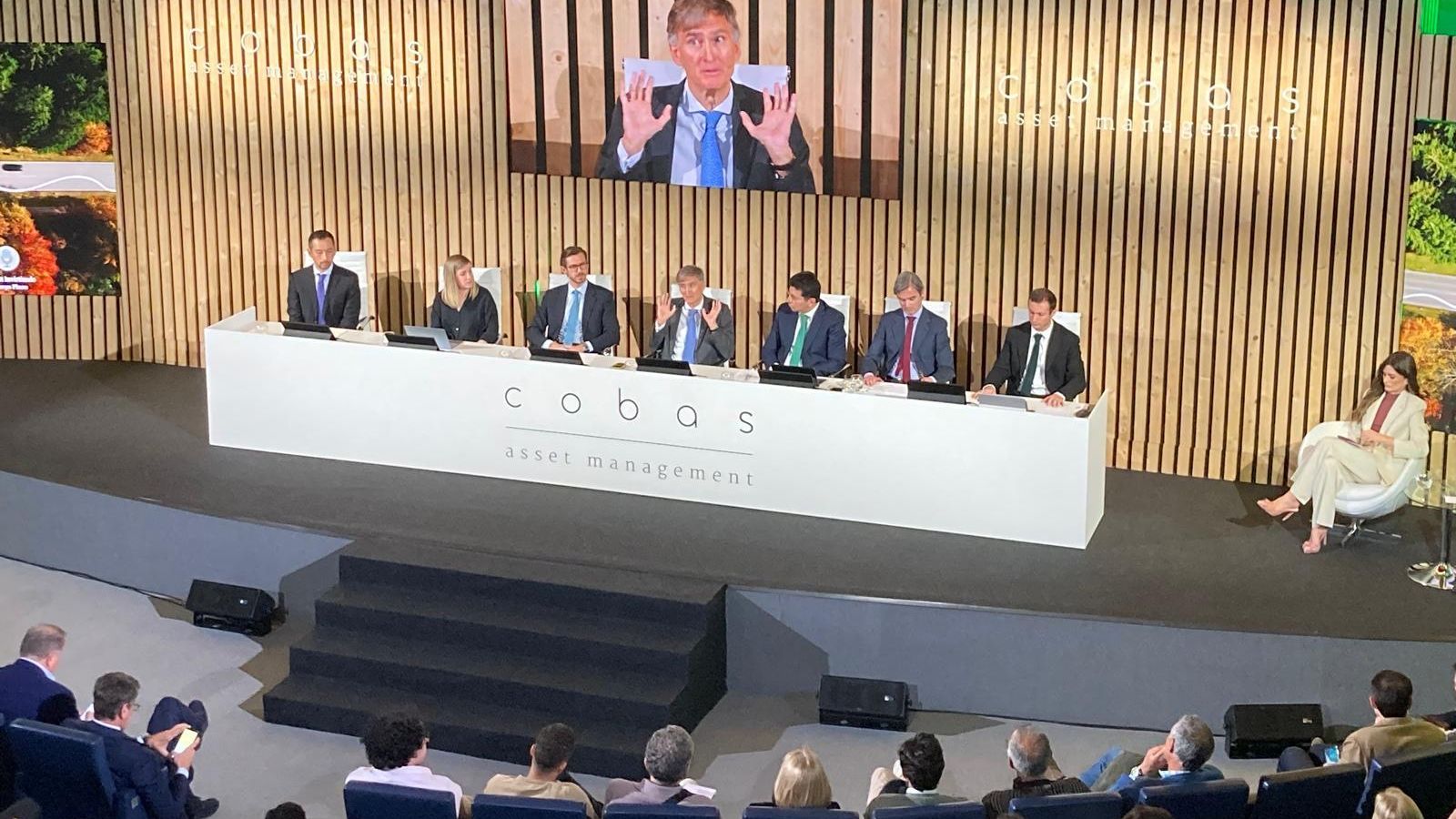 Francisco García Paramés, en el centro del escenario, junto a su equipo en la IX Conferencia Anual de Inversores de Cobas AM.
