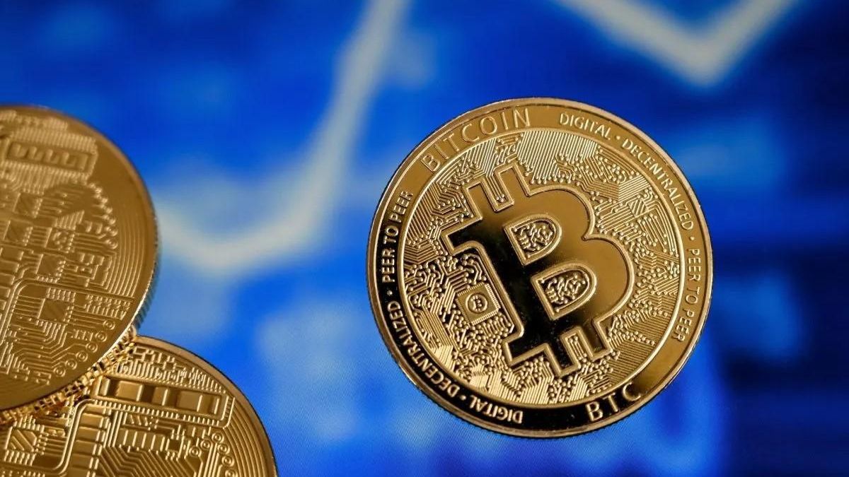 Representación física de varios bitcoin.