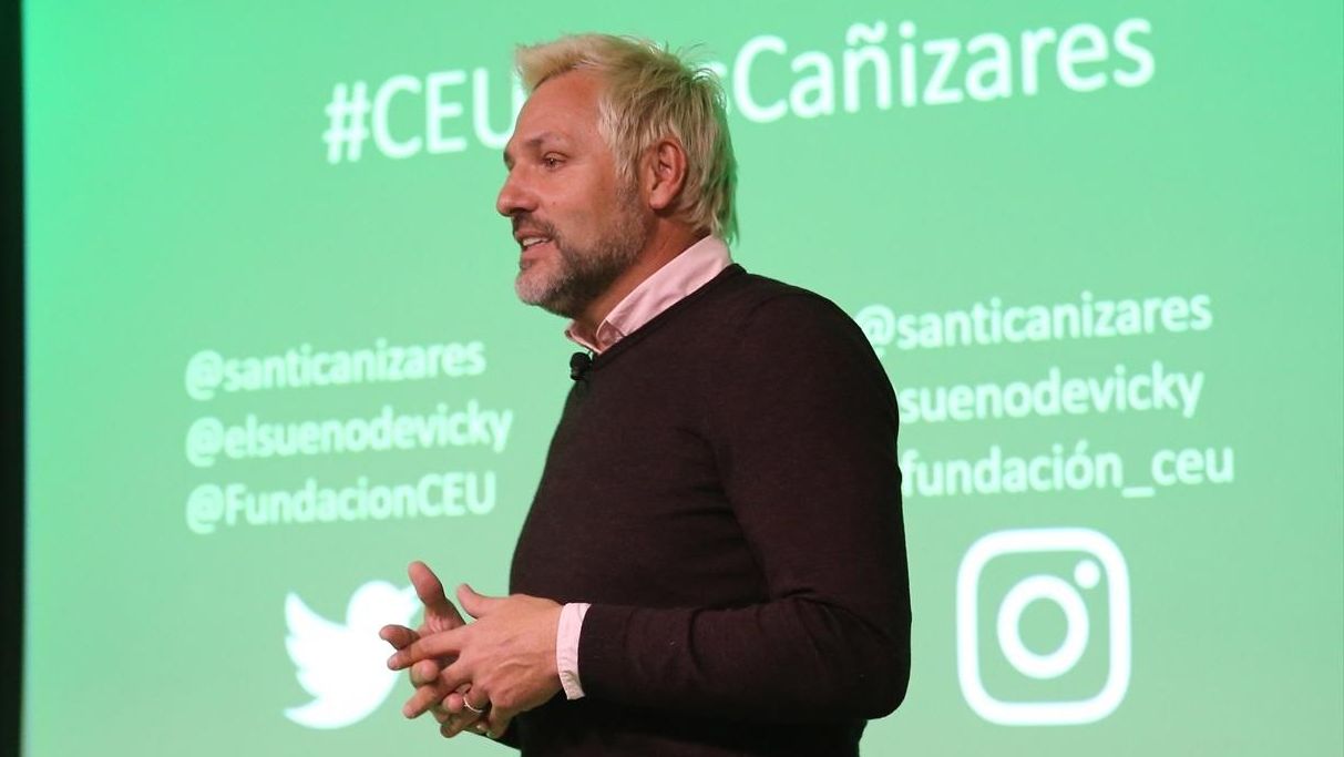 Santiago Cañizares ofrece una charla en la universidad CEU San Pablo.