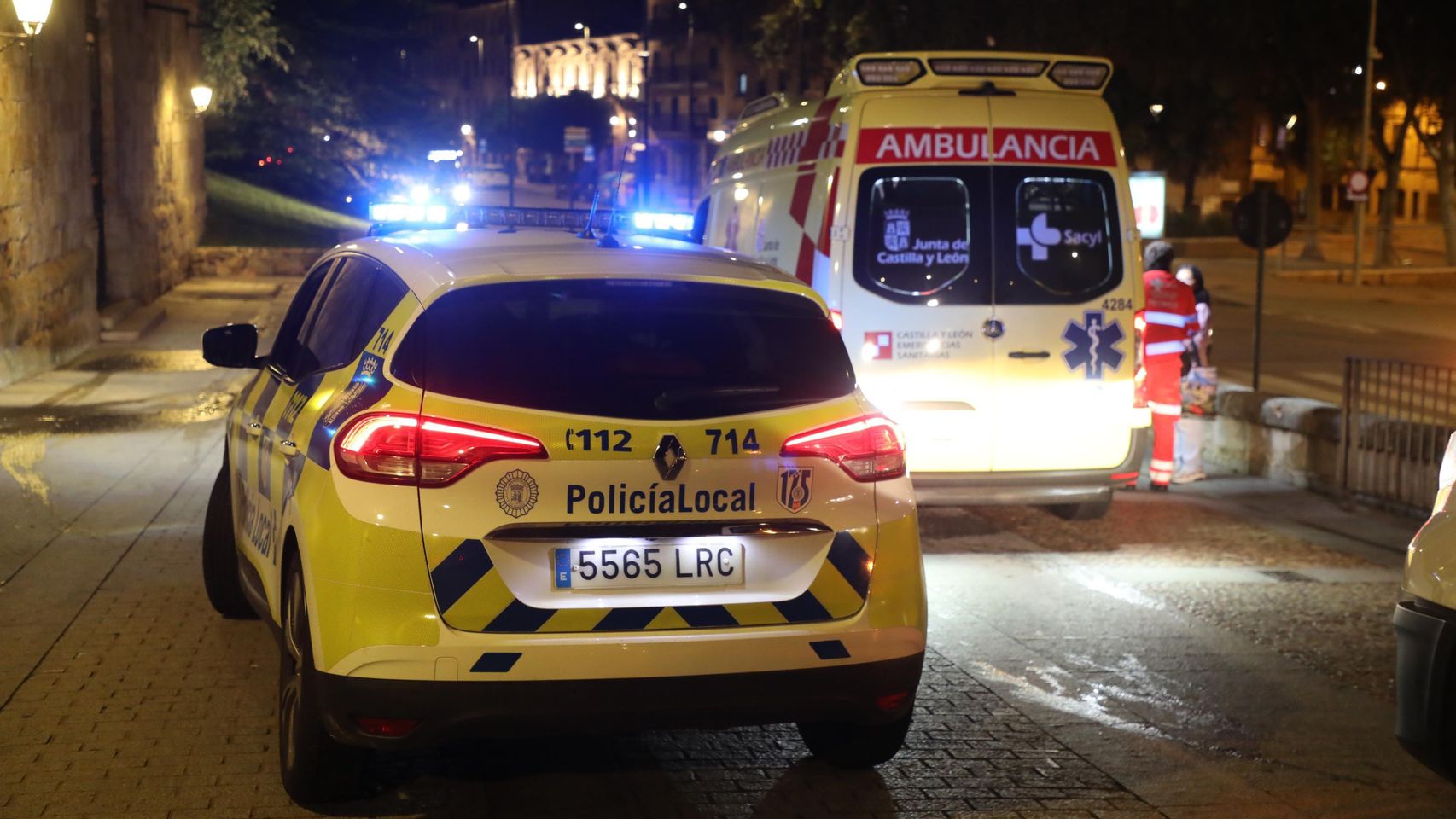Un vehículo de la Policía Local de Salamanca junto a un soporte vital básico de Sacyl