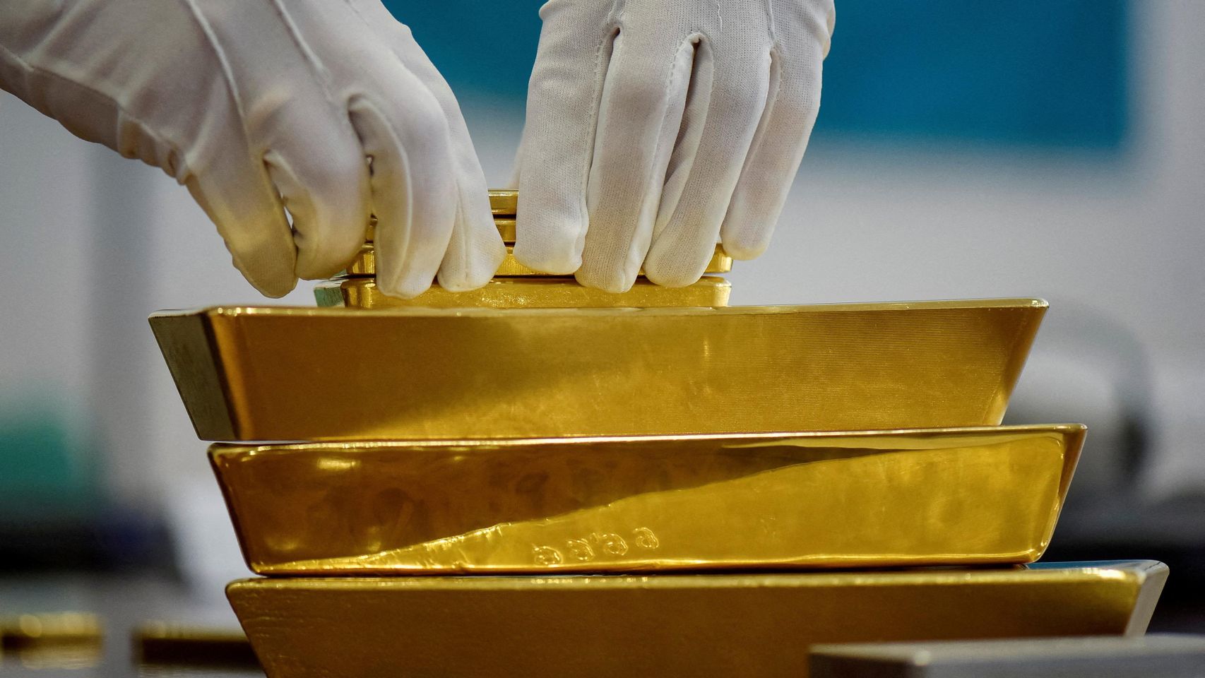 Un empleado coloca lingotes de oro en la bóveda del Banco Nacional de Kazajstán.