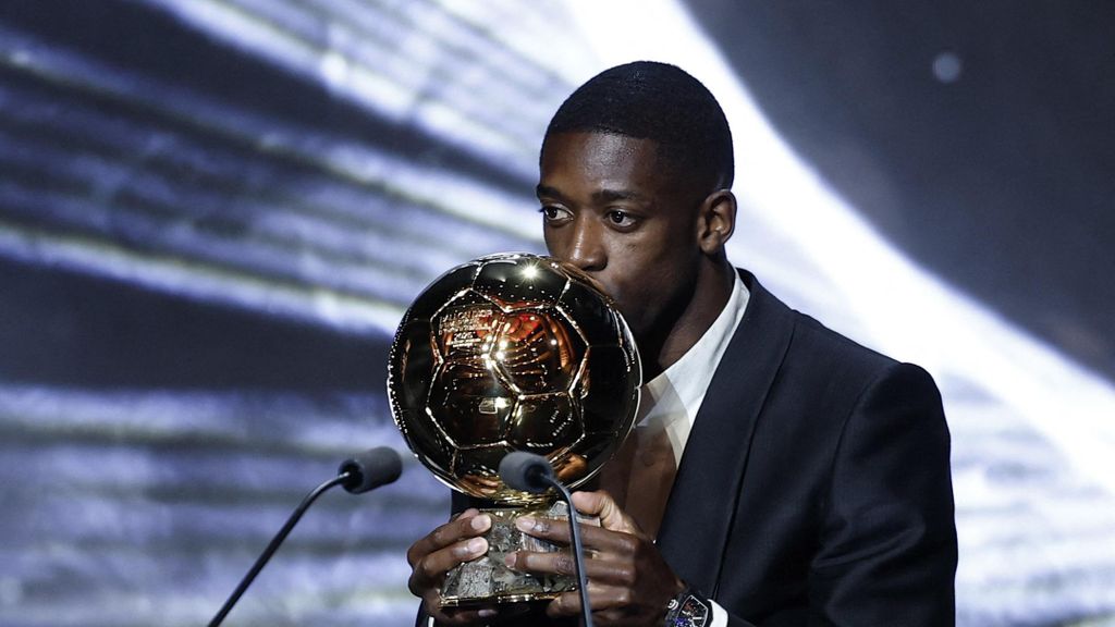 Dembélé besa el trofeo del Balón de Oro.