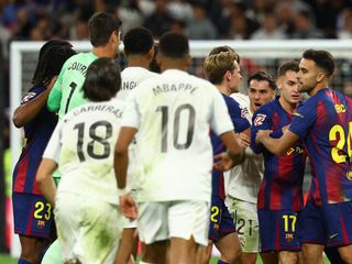 Un momento de la pelea entre Real Madrid y FC Barcelona durante el Clásico.