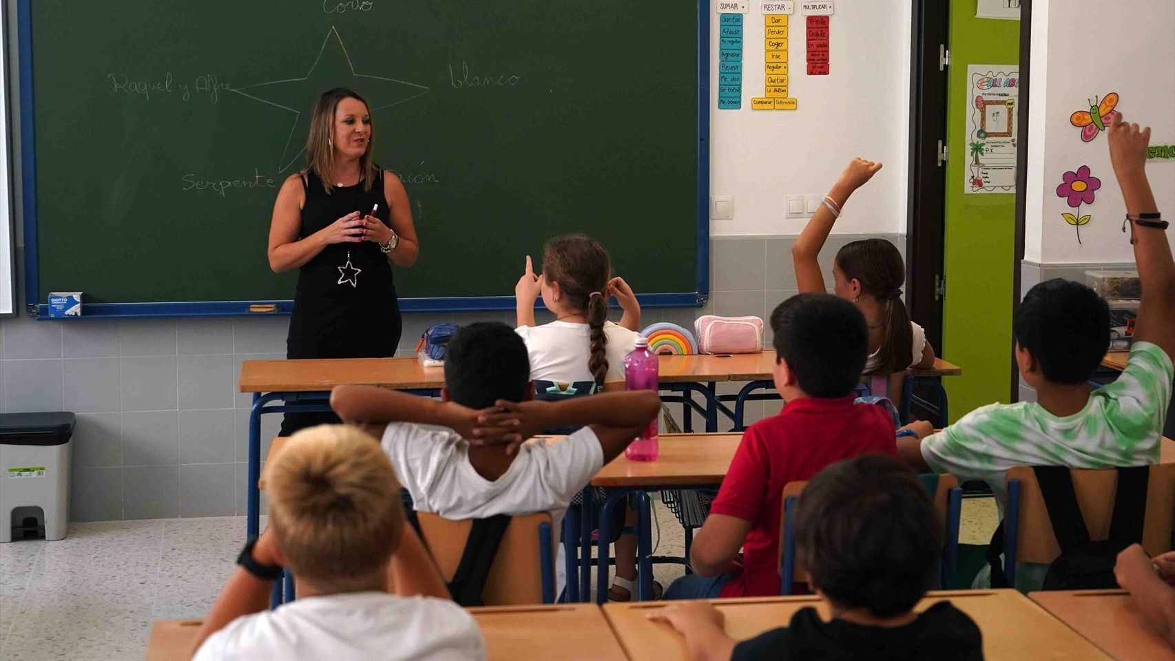 Una profesora impartiendo una clase.