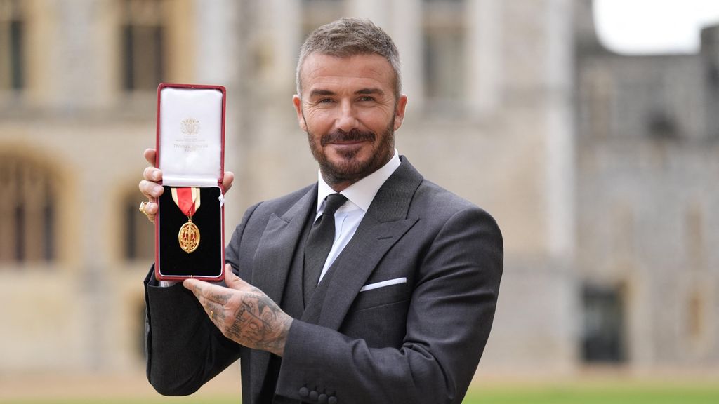 Sir David Beckham después de ser nombrado caballero por el rey Carlos