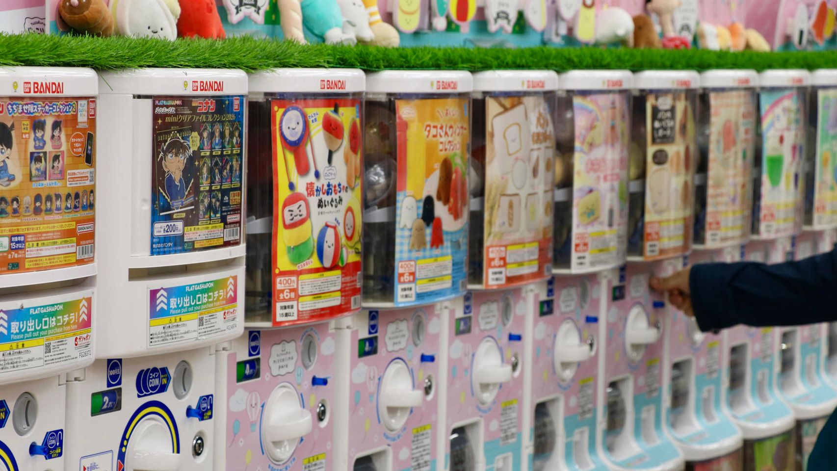 Varias máquinas de gachapones de Tokio, donde estas cápsulas sorpresa vuelven a estar más de moda que nunca.