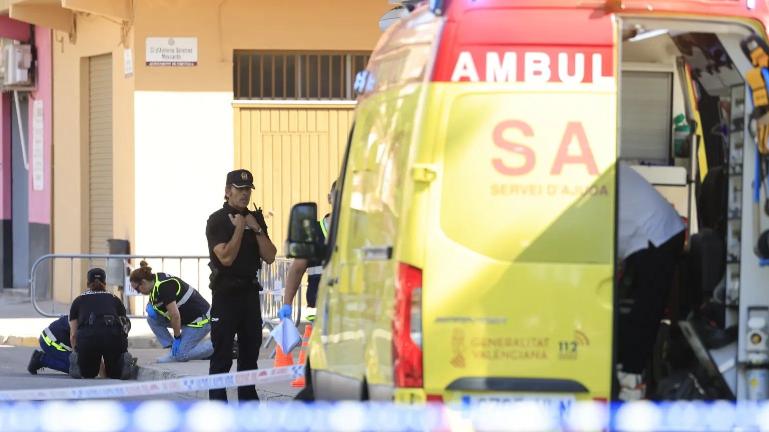 Policía y sanitarios en el lugar del crimen en Xirivella (Valencia), imagen de archivo. Efe / Kai Försterling