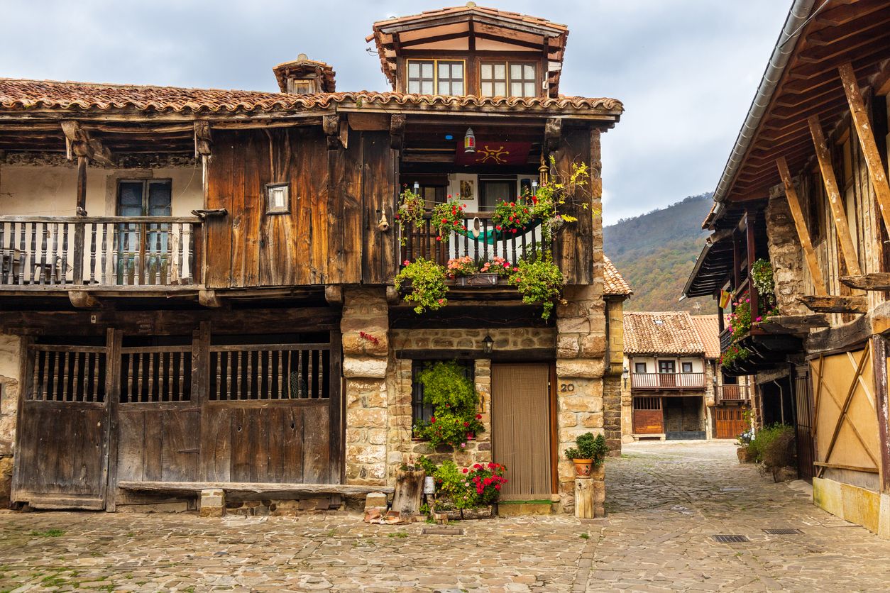 Calle con antiguas casas rurales en Bárcena Mayor.