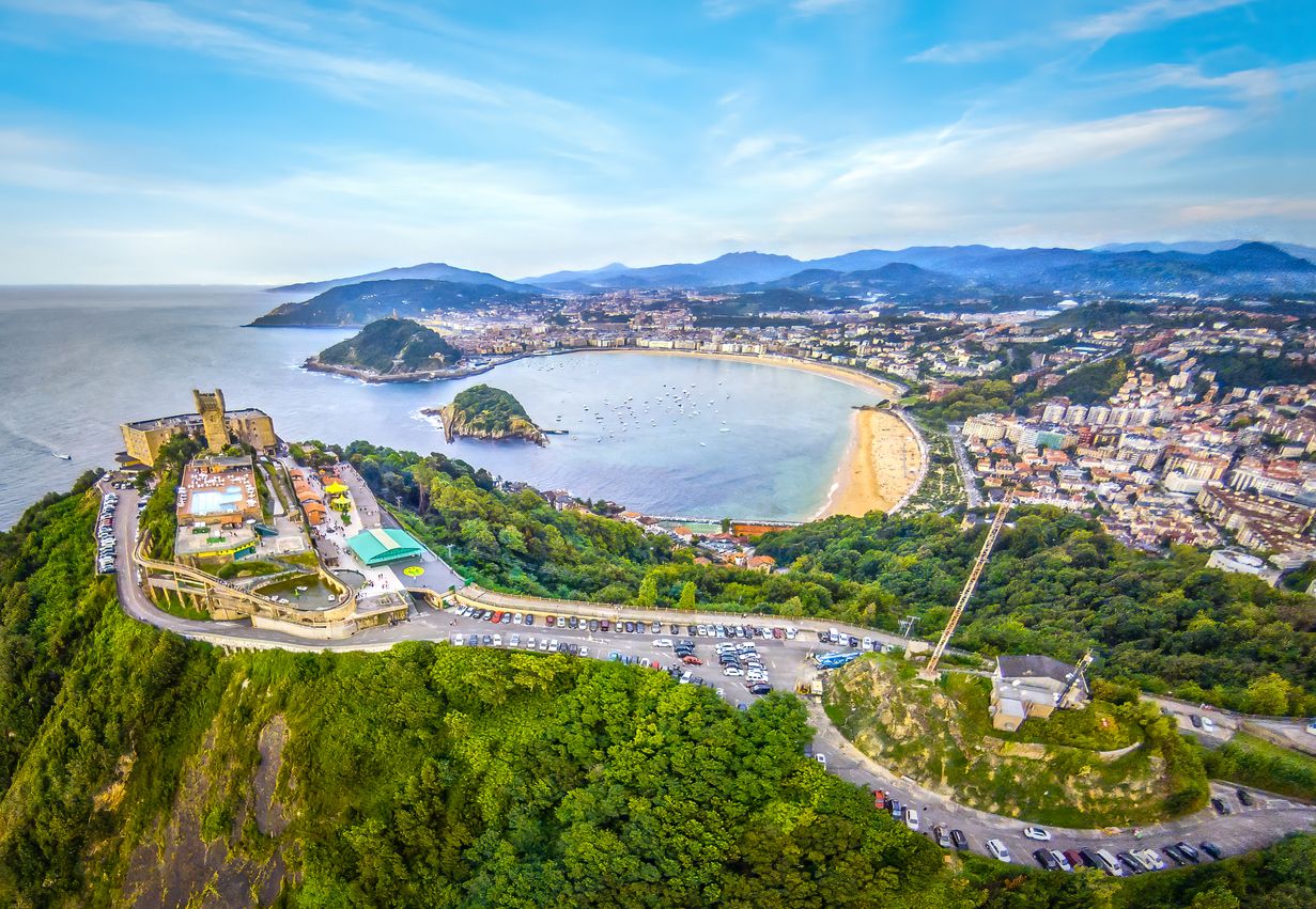 Vista aérea de San Sebastián y el monte Igueldo.