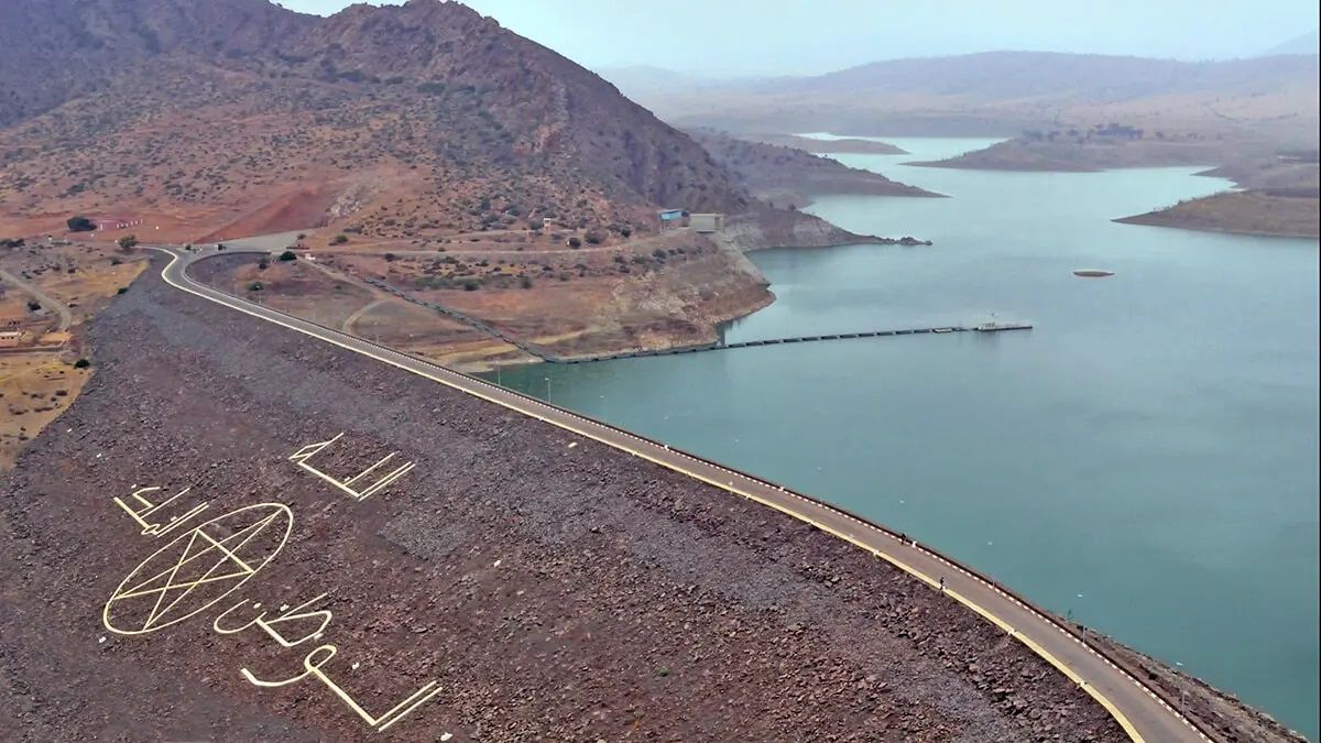 Embalse y presa de tierra de Youssef Ibn Tachfin en Agadir, Marruecos.