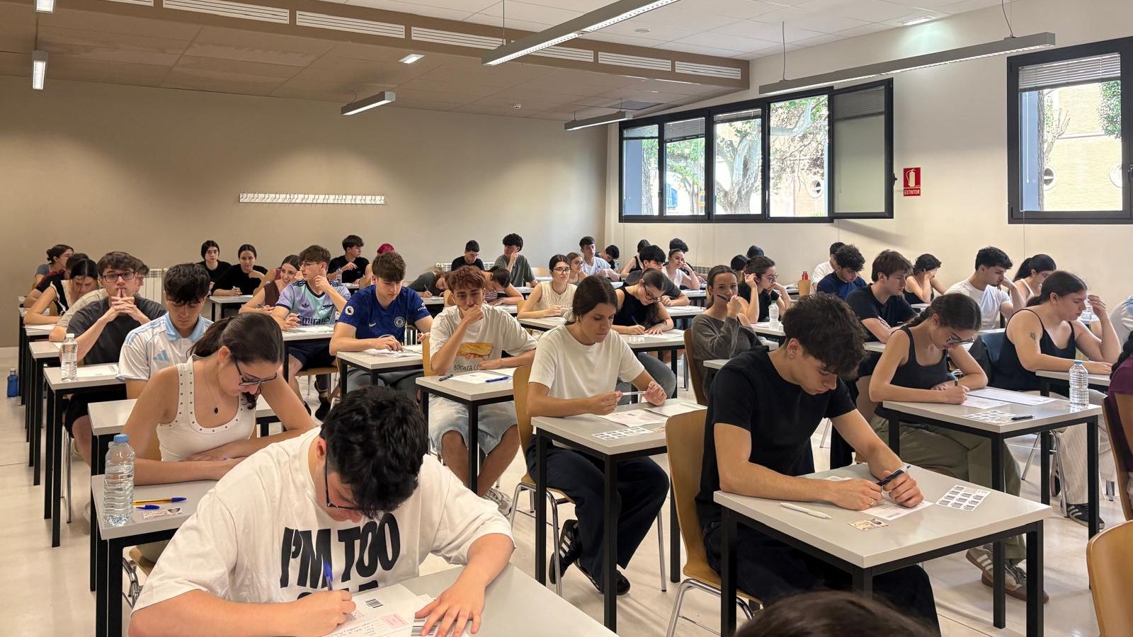 Un grupo de alumnos realizando el examen de la PAU 2026 en Zaragoza,