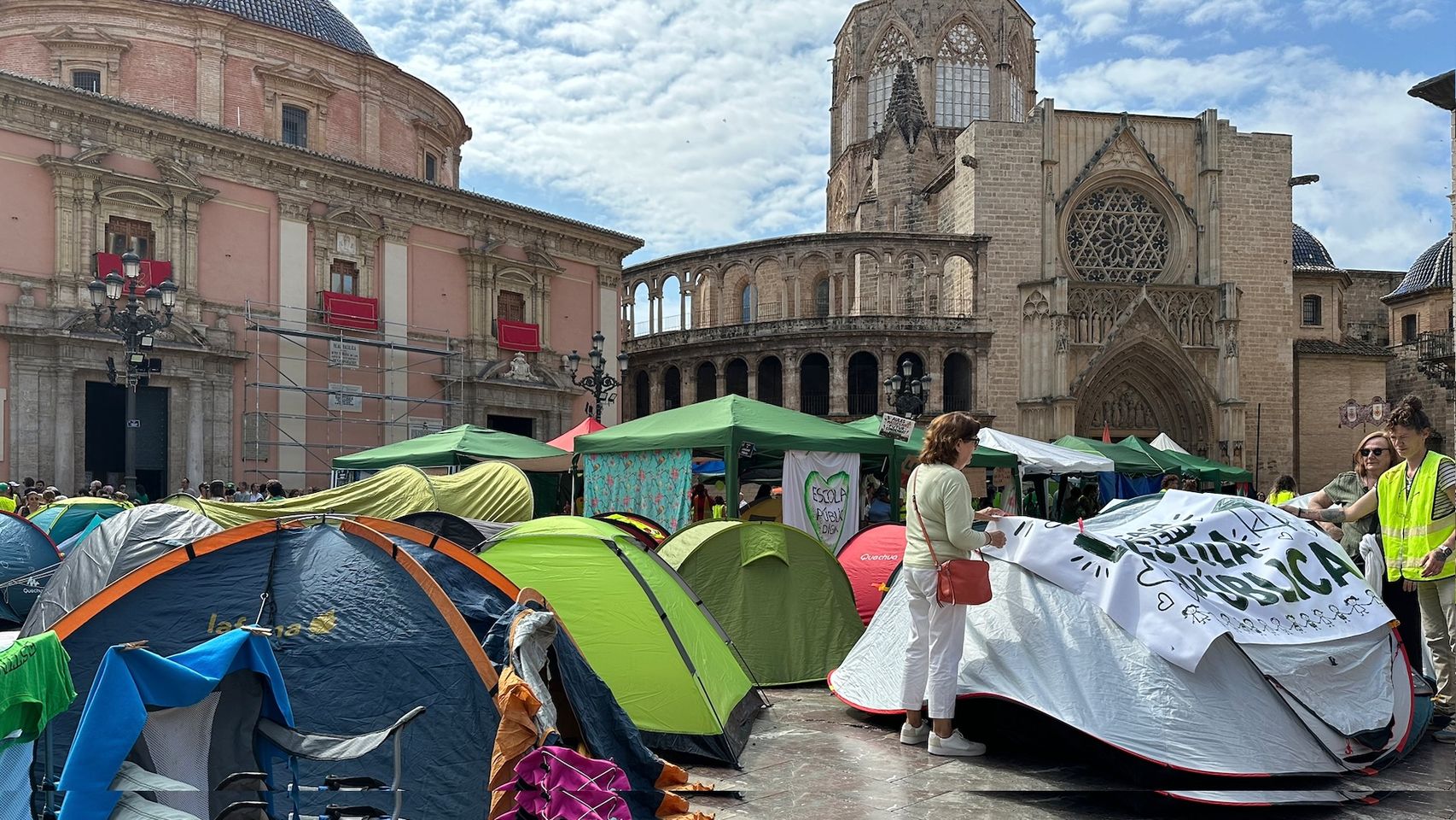 Acampada de profesores en la Plaza de la Virgen de Valencia. Marta Gozalbo