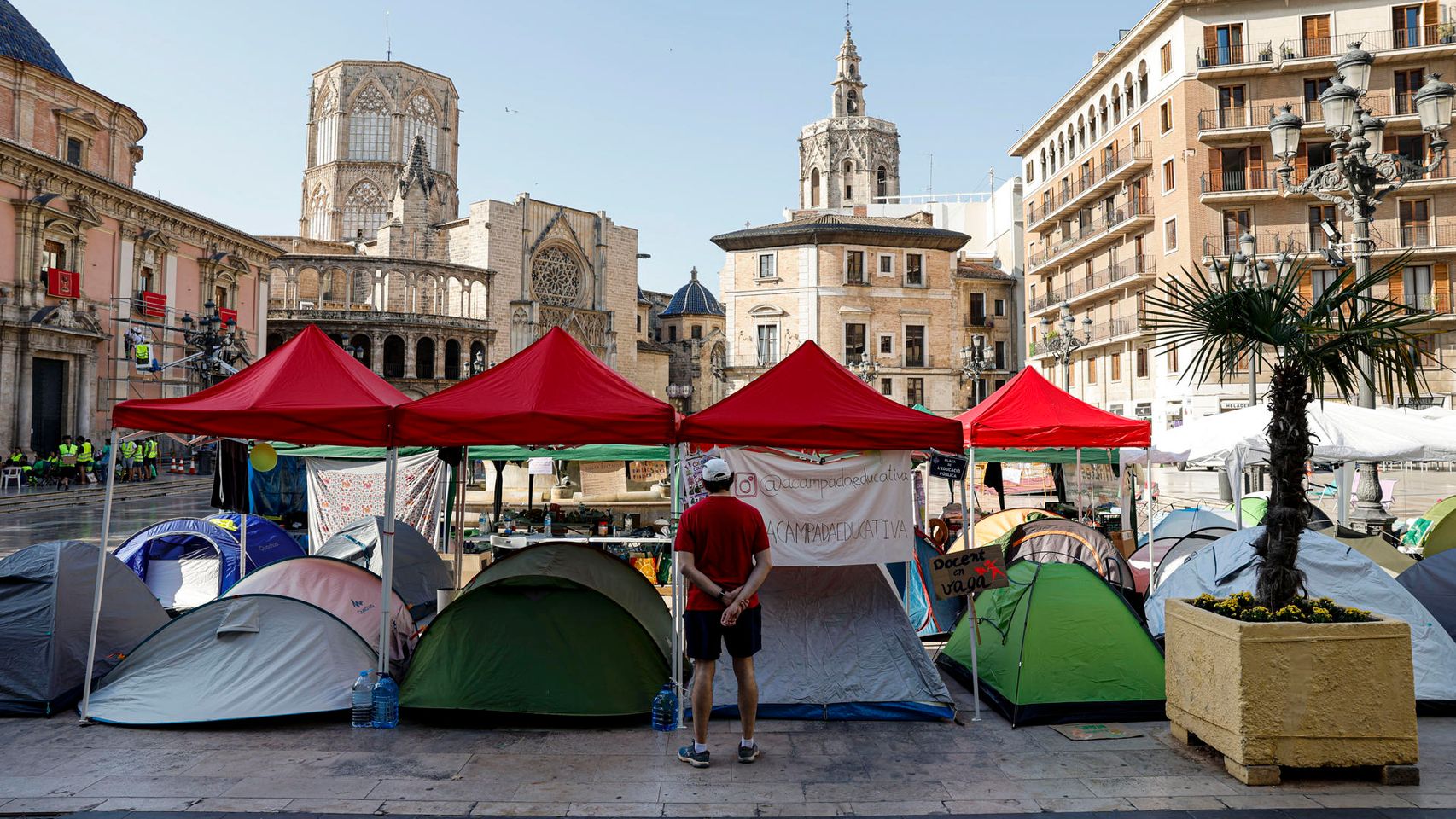 La acampada de profesores en la Plaza de la Virgen
