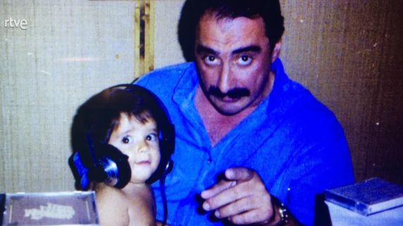 Alberto, de niño, con su padre, Carlos Herrera.