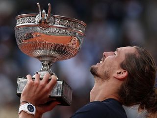 Zverev levanta el trofeo de Roland Garros.